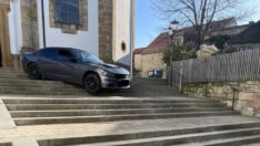 Arabayı tarihi merdivenlerde görenler gözlerine inanamadı