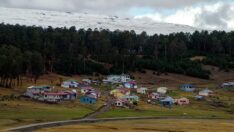 Ardahan’ın karlı tepeleri sonbahar renkleriyle buluştu