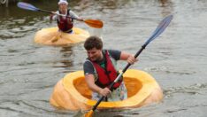 Balkabaklarıyla kürek çekme yarışı yaptılar