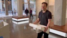 Elon Musk, Twitter merkezine elinde lavaboyla girdi