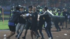 Endonezya’daki trajediyi anlattı: Futbolcuların kollarında öldüler!