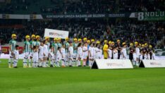 Konyaspor Gaziantep FK maçında futbolcular ve hakemler sahaya baretle çıktı