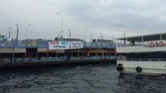 Öğretmenler Galata Köprüsü’ne pankart astı