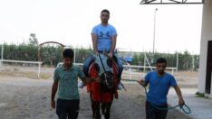 Ölümden dönen eski jokey Samet Erkuş, 18 ay sonra ata bindi