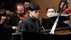 Otizmli piyanist Buğra Çankır ayakta alkışlandı