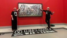 Protesto için Picasso tablosuna ellerini yapıştırdılar