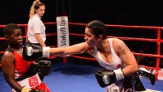 Ringden indi, tribünde uyuyan oğlunun üzerini örttü