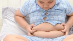 Sert ve ilgisiz ebeveynlerin çocukları kendilerini yemeğe veriyor