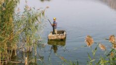 Suyu azalan göl balıkçılara ekmek kapısı olmayı sürdürüyor