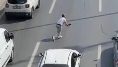 Trafiği durdurup kediyi ezilmekten kurtardı: Siz de olsanız aynısını yapardınız