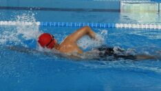 Tüm engelleri yüzerek aşıyor