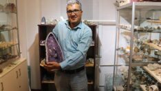 Yıllardır topladığı doğal taşları evinde sergiliyor