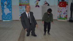 1 metre 12 santim boyundaki okul müdürü özel öğrencileri geleceğe hazırlıyor