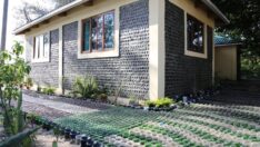 200 bin atık şişeden ev yaptı