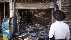 Akıllı telefon satan mağazayı kundakladı