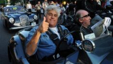 Amerikalı komedyen Jay Leno, aracında çıkan yangında yaralandı