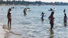 Antalya’da turistler kasım ayının ortasında denize giriyor