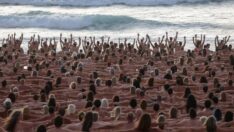 Avustralya’da yüzlerce çıplak, kanser farkındalığı için plajda buluştu