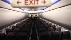 Binlerce metre yüksekte uçağın kapısını açmaya çalıştı: ‘Bunu yapmamı İsa istedi’