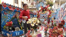 Evini annesi için önce çiçek bahçesine, sonra stüdyoya çevirdi