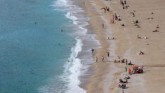 Fethiye’de güneşli havayı fırsat bilenler denize girdi