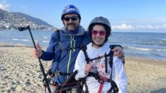 Görme engelli Zeynep Öğretmenin yamaç paraşütüyle uçtu
