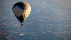 Kapadokya’da 2 bin 600 metre yükseklikten atlayarak bir ilki gerçekleştirdi