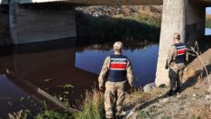 Karasu Çayı kırmızıya döndü, inceleme başlatıldı