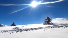 Karla kaplı Ergan Dağı’nın zirvesinde motosiklet turu