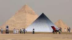 Mısır Piramitleri önünde çağdaş sanat sergisi