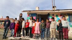 ‘Öğrencileri üşümesin’ diye odun kırıp, soba yakıyor