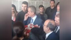 Öğretmenin uzattığı çiçeği almayan Bakan Özer’e tepki