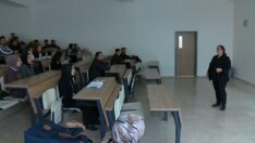 Ortaokul ve liseyi dışarıdan bitirdi iki yıl sonra profesör olacak