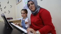 Tek kolu olmayan Zeynep Sare’nin piyanoda sol kolu annesi