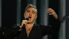 Ünlü müzisyen Morrissey, konserde üşüyünce sahneden indi