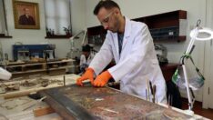 Usta eller saray piyanolarına hayat veriyor