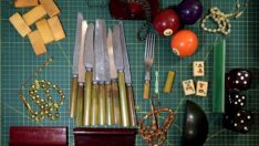 Eski eşyalardaki doğal taş ve kehribardan tespih yapıyor