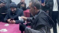 Haluk Levent konsere kahvehanede pişti oynayarak devam etti