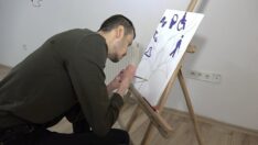 Kelebek hastalığından iki elini kaybetti, resim yapıyor