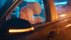 Klip sahnesi gerçek oldu: Ünlü şarkıcı Güllü kaza geçirdi