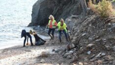 Sahilden 280 kilo atık topladılar