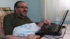 Tek parmağıyla kitap yazdı