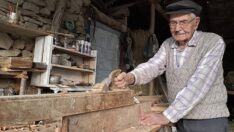 90 yaşında köy hayatını ahşaba işliyor