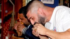 Acılı Adana tostu yeme yarışmasını Avustralyalı James Webby kazandı