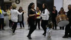 Aynı sitede oturan kadınlar halk oyunu ekibi kurdu