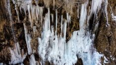 Buz tutan Girlevik Şelalesi’nde uzun sarkıtlar oluştu