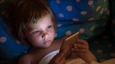 Çocukların internet kullanımı yine gündemde… “Akıllı telefon vermeyin”