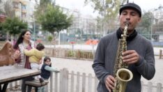 ‘Ekmek teknesi’ çalınan Abbas’a yeni saksafon hediye geldi