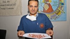 Hastanın böbreğini kaplayan taş, 100 parçaya bölünerek çıkarıldı