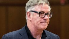 Kasıtsız adam öldürmekle suçlanan Alec Baldwin, Rust’ı çekmeye devam edecek